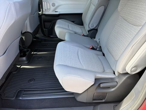 Certified 2025 Toyota Sienna LE w/ LE Plus Package FWD image 31