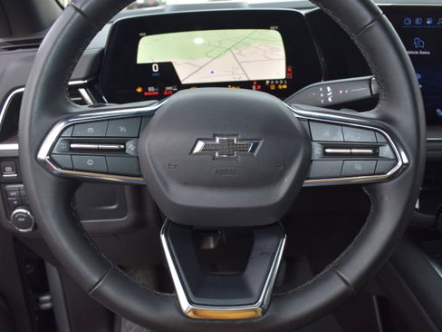 Used 2025 Chevrolet Suburban Z71 image 13