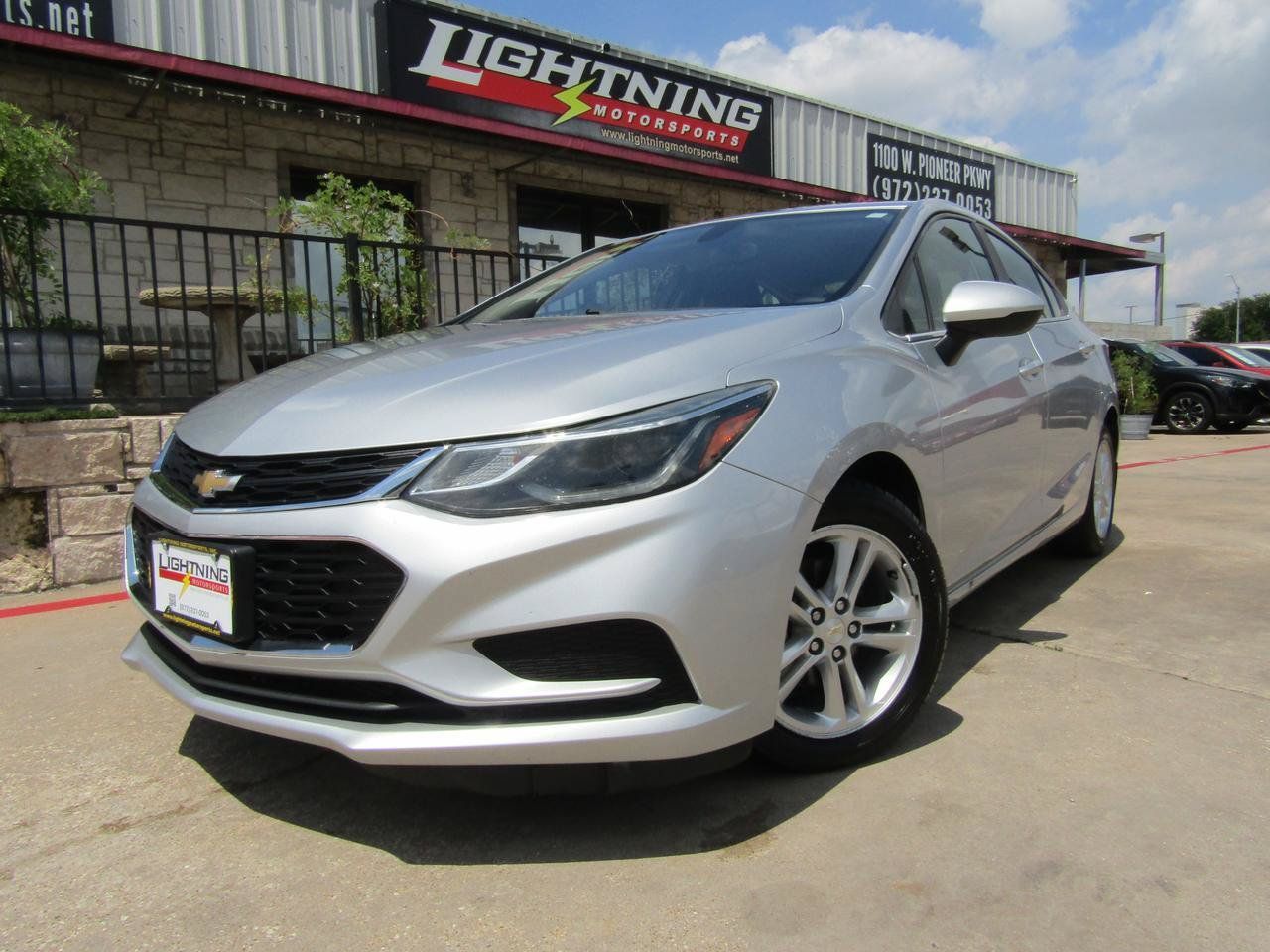 Used 2017 Chevrolet Cruze LT FWD image 1