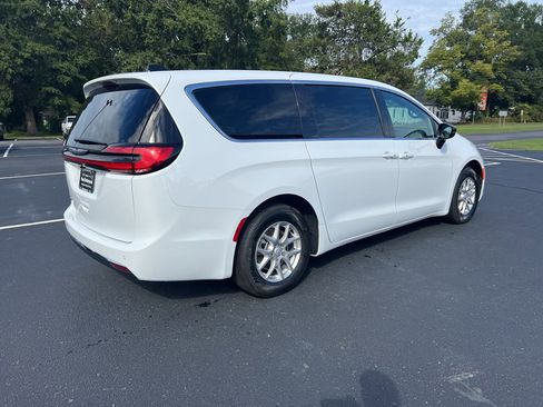New 2026 Chrysler Pacifica Select image 3