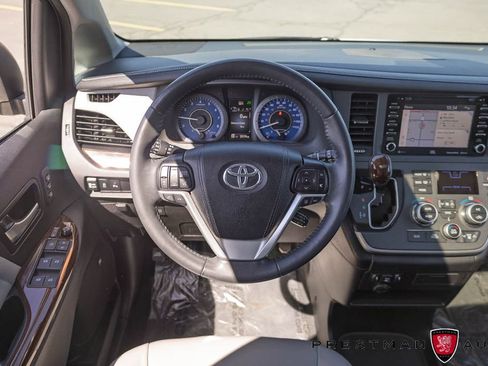 Used 2020 Toyota Sienna Limited FWD image 2