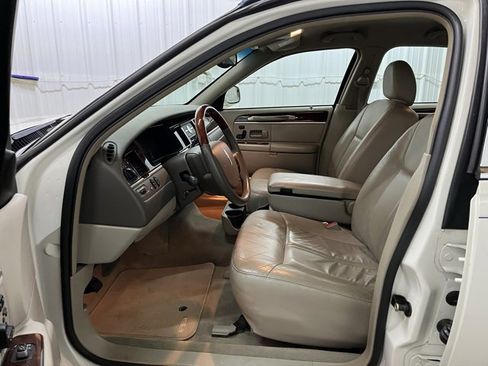 Used 2005 Lincoln Town Car Signature Limited image 26