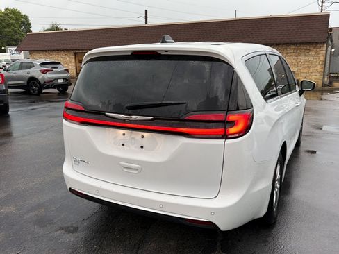 Used 2023 Chrysler Pacifica Touring-L FWD image 5