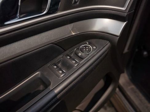 Used 2017 Ford Explorer XLT AWD/4WD image 16