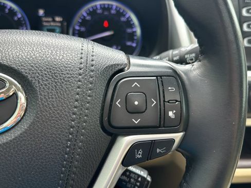Used 2019 Toyota Highlander XLE FWD image 21