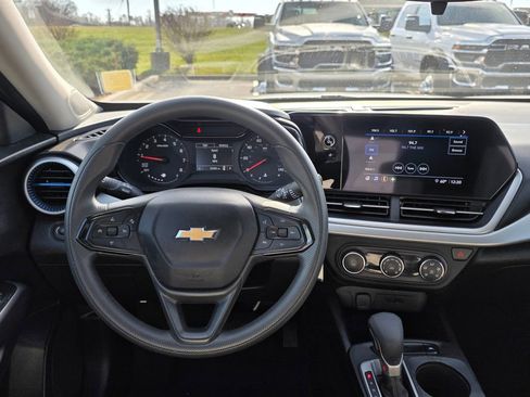Used 2025 Chevrolet Trax LS image 29