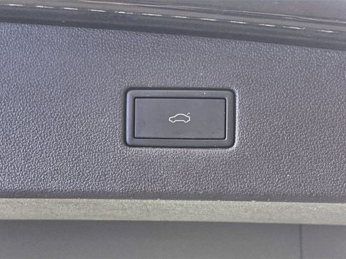 Used 2021 Volkswagen Tiguan SEL FWD image 28