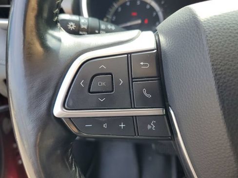 Used 2021 Toyota Highlander XLE FWD image 12