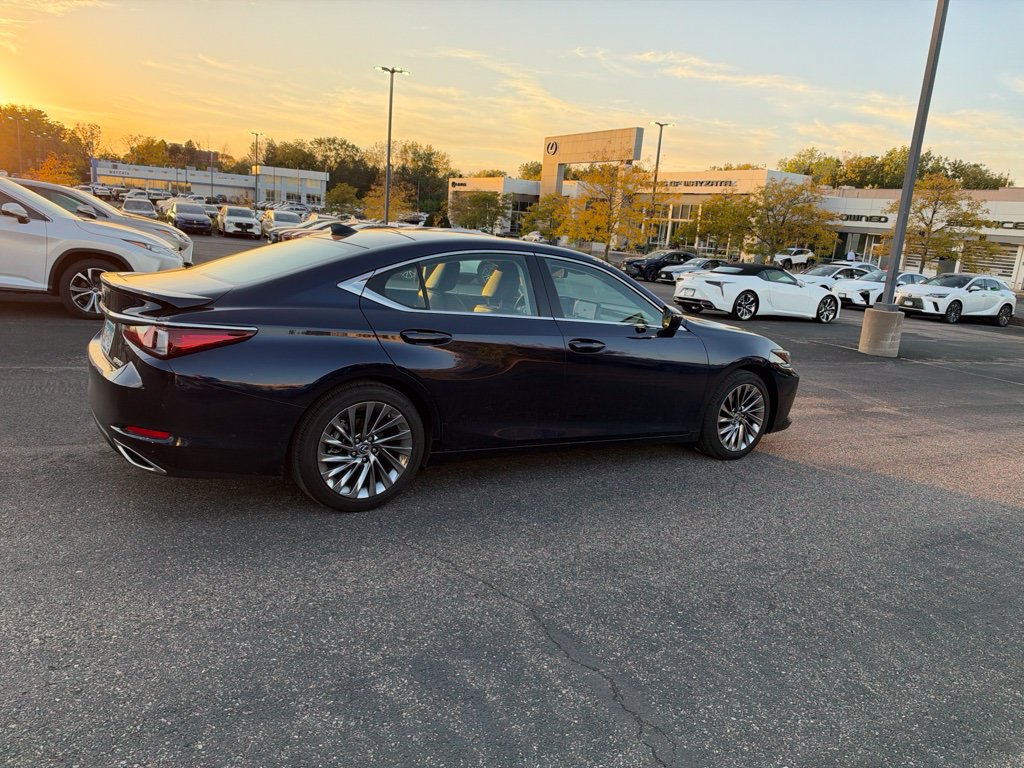 Used 2025 Lexus ES 350 w/ Luxury Package FWD image 18