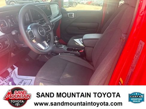 Used 2025 Jeep Wrangler Unlimited Sahara AWD/4WD image 11