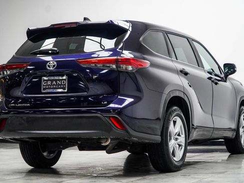 Used 2023 Toyota Highlander LE FWD image 13