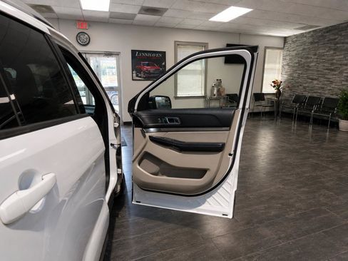 Used 2018 Ford Explorer XLT w/ Equipment Group 202A AWD/4WD image 21