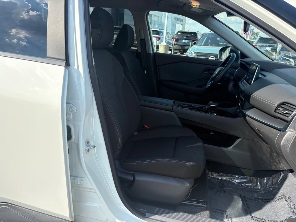 Used 2023 Nissan Rogue S AWD/4WD image 19