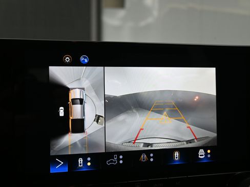 Used 2024 Chevrolet Colorado Trail Boss w/ Technology Package image 13