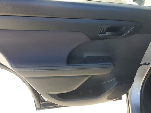 Used 2023 Toyota Highlander LE image 15