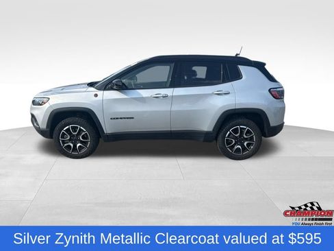 Used 2025 Jeep Compass Trailhawk AWD/4WD image 2