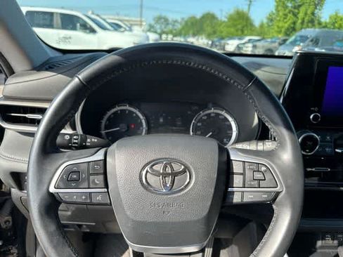 Used 2023 Toyota Highlander LE FWD image 11