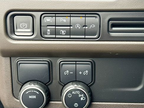 Used 2022 Chevrolet Suburban LT w/ Luxury Package image 11