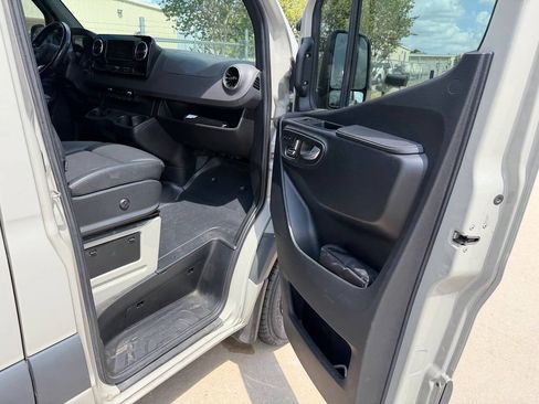 Used 2024 Mercedes-Benz Sprinter 2500 image 23