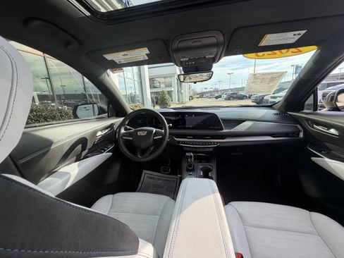 Used 2025 Cadillac XT4 Sport image 28