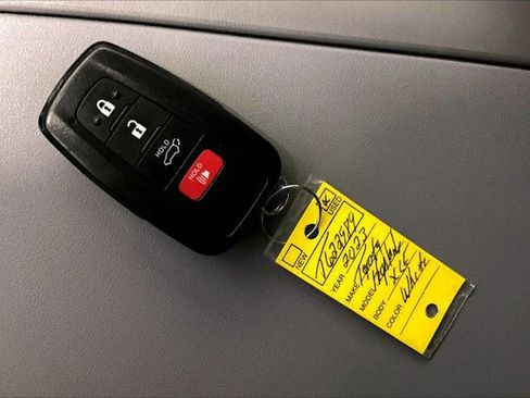 Used 2023 Toyota Highlander XLE AWD/4WD image 11