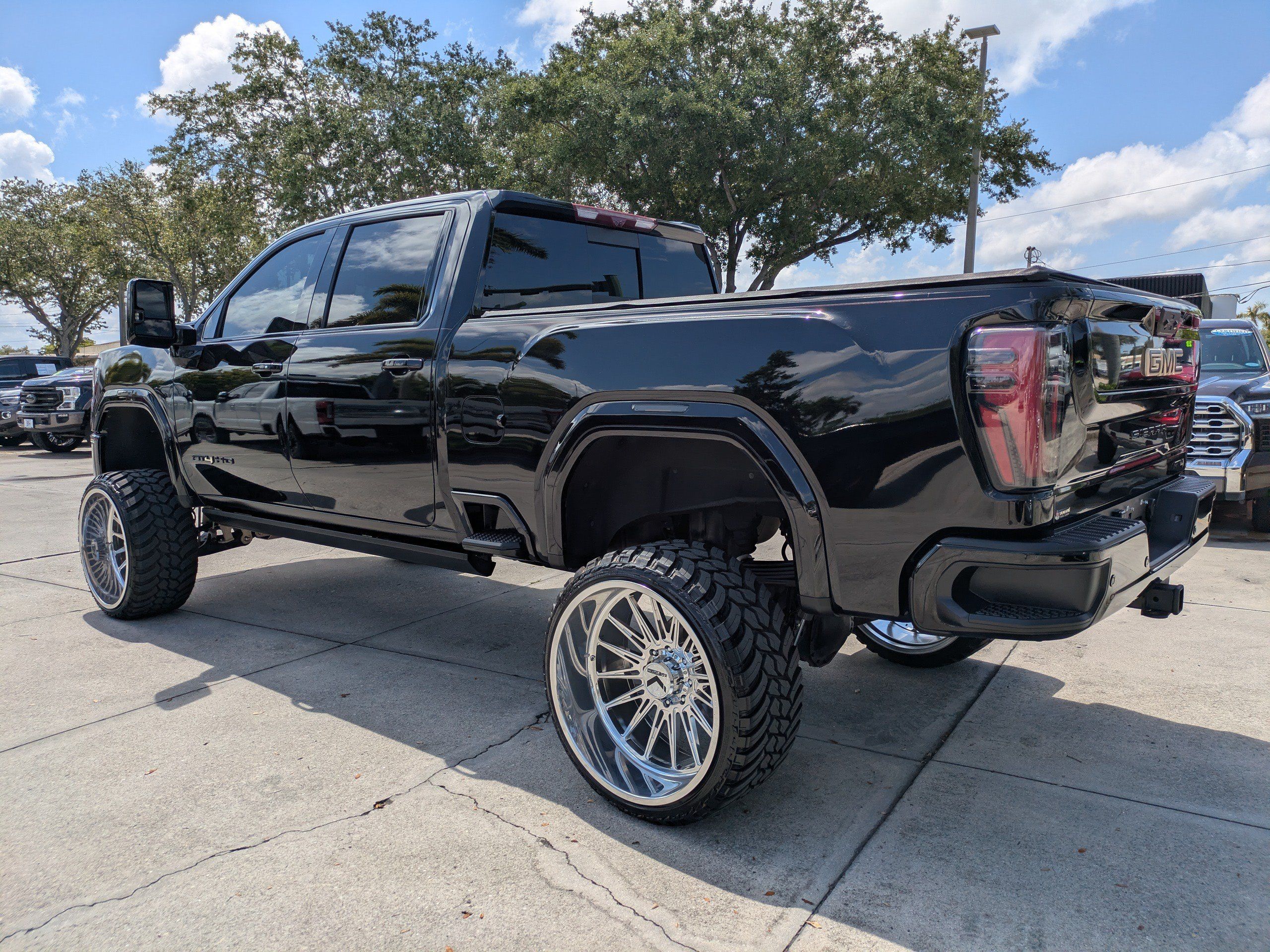 Used 2024 GMC Sierra 2500 AT4 w/ AT4 Premium Plus Package AWD/4WD image 6