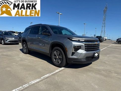 Used 2025 Chevrolet Traverse LT AWD/4WD image 1