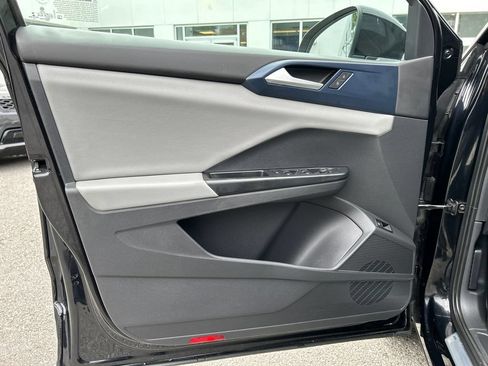 Used 2022 Volkswagen Taos SE w/ Panoramic Sunroof Package FWD image 9