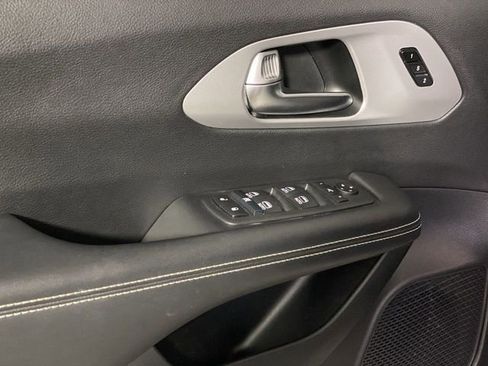 Used 2025 Chrysler Pacifica Limited image 30