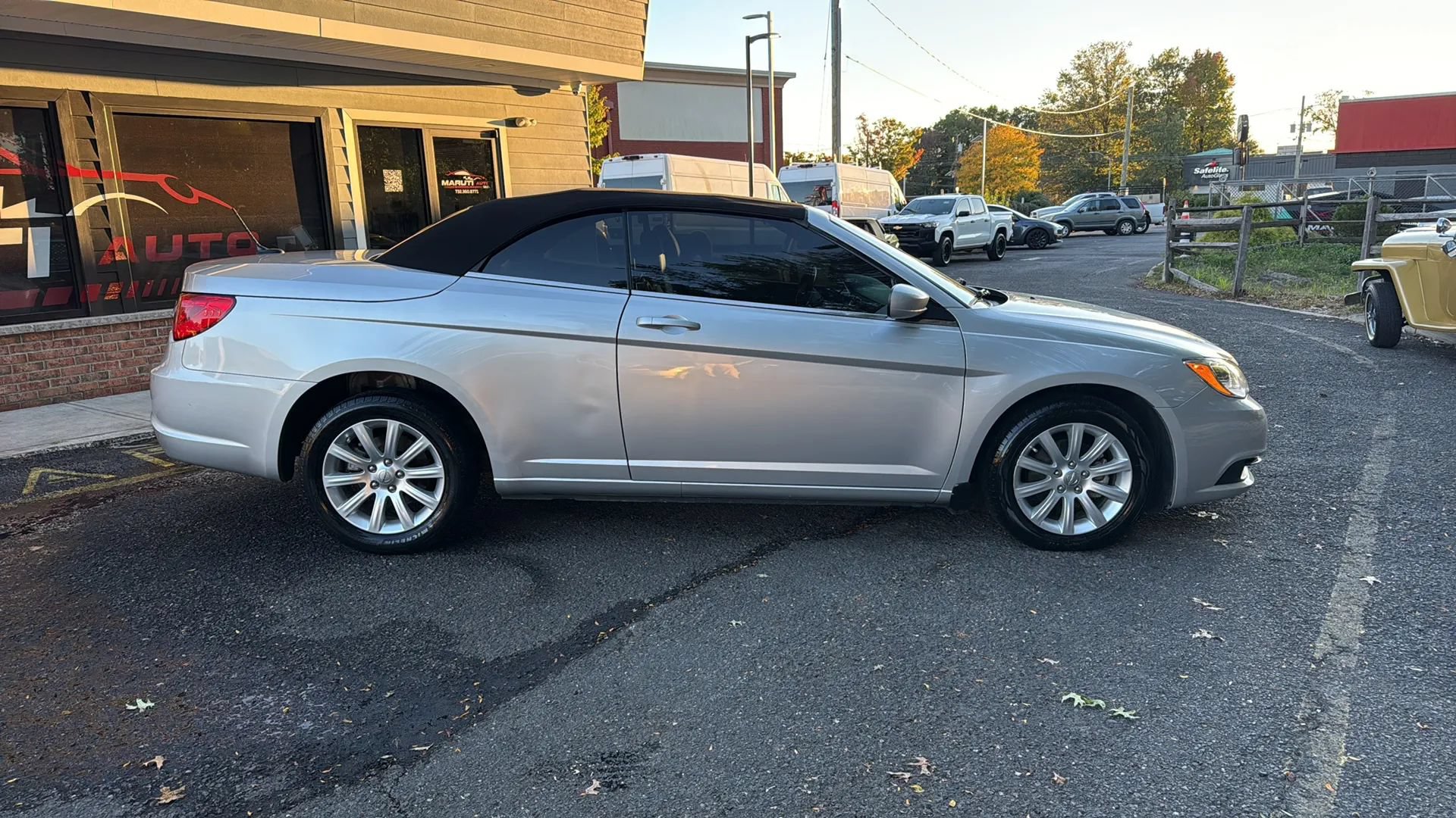 Used 2012 Chrysler 200 Touring FWD image 4