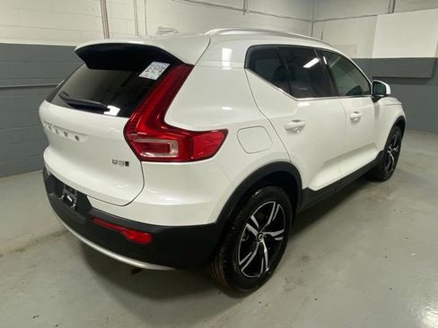Used 2025 Volvo XC40 B5 Core image 3