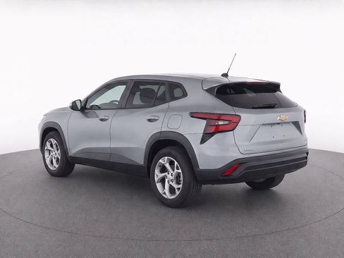 Used 2024 Chevrolet Trax LS w/ LS Convenience Package FWD image 3
