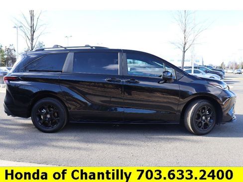 Used 2025 Toyota Sienna XLE Woodland Edition image 8