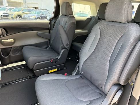 New 2026 Kia Carnival LX FWD image 21