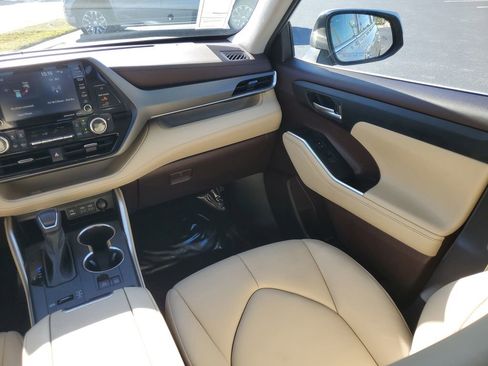 Used 2022 Toyota Highlander XLE image 24
