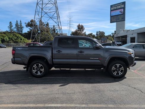 Used 2018 Toyota Tacoma TRD Sport image 4