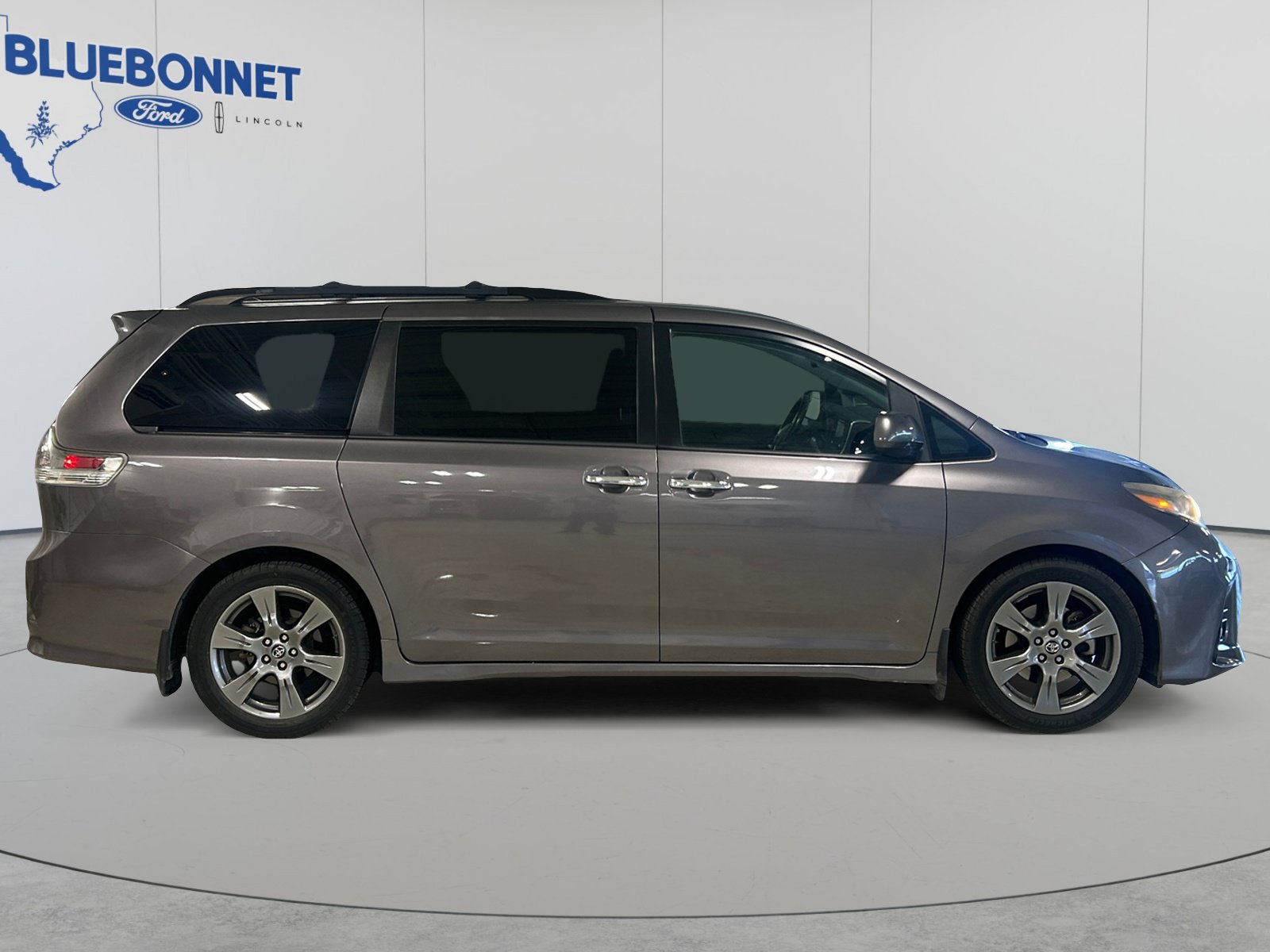 Used 2019 Toyota Sienna SE FWD image 4