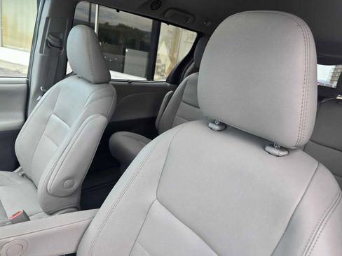 Used 2017 Toyota Sienna XLE w/ XLE Navigation Package FWD image 23
