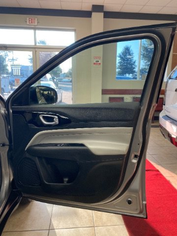 Used 2023 Jeep Compass Limited AWD/4WD image 9
