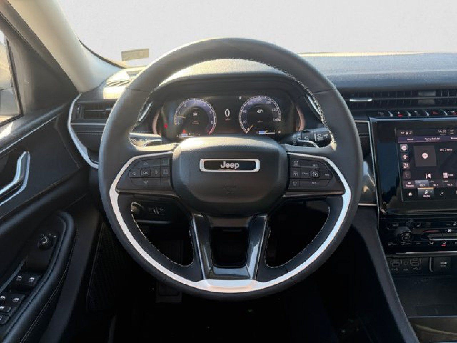 Used 2023 Jeep Grand Cherokee Laredo w/ Luxury Tech Group I RWD image 15