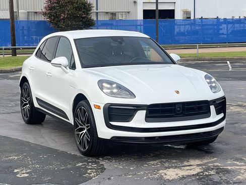 Used 2023 Porsche Macan AWD/4WD image 3