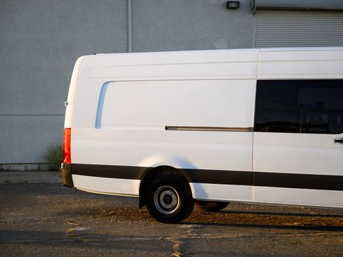 Used 2021 Mercedes-Benz Sprinter 3500 image 23