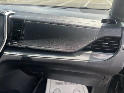 Used 2018 Toyota Sienna SE Premium w/ Carpet Mat Package image 32