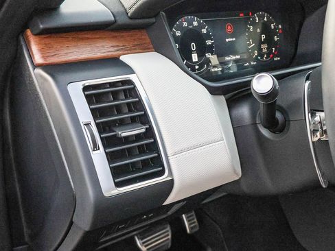 Used 2024 Land Rover Discovery Dynamic SE image 31