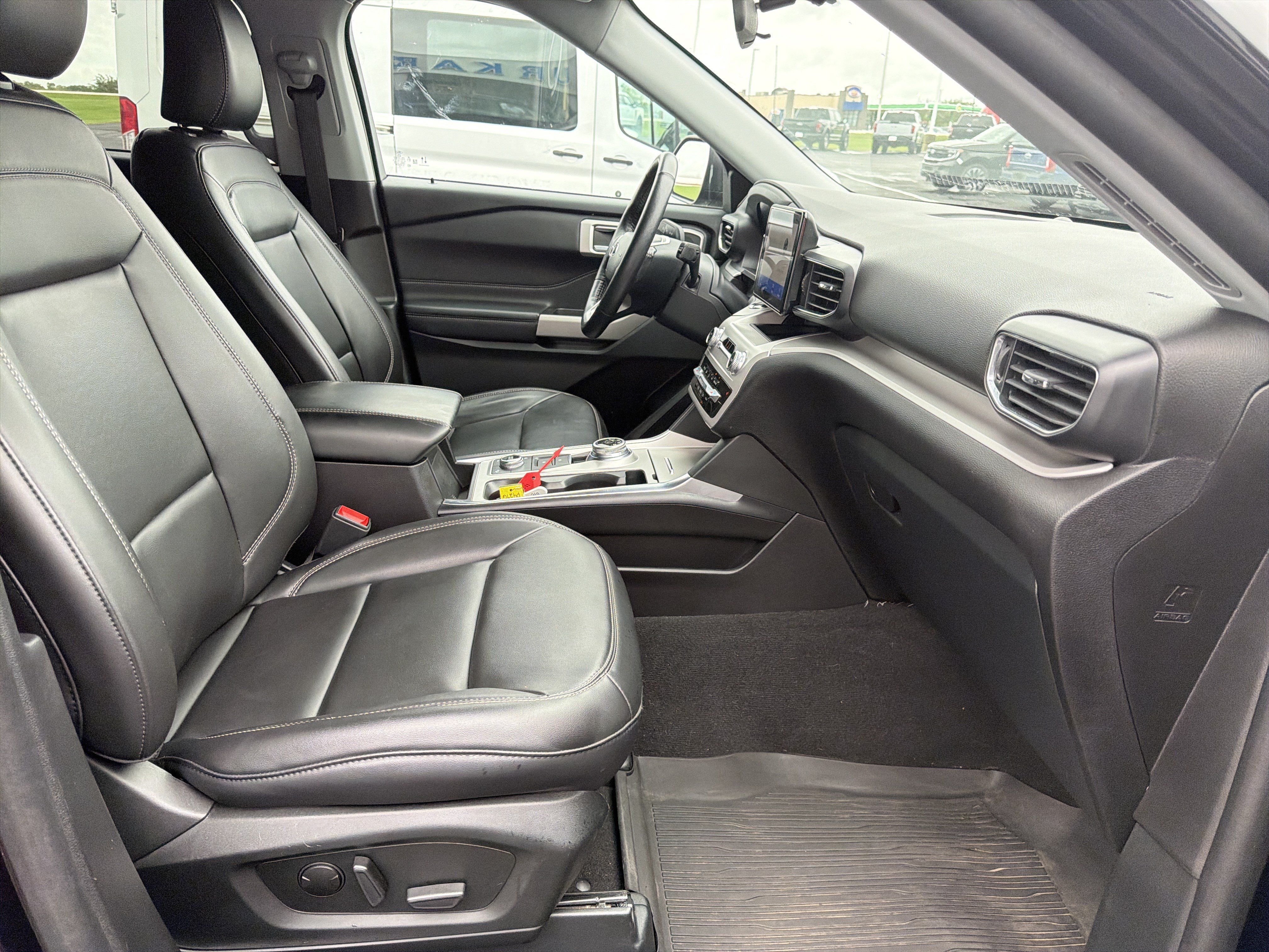 Used 2024 Ford Explorer XLT w/ Equipment Group 202A AWD/4WD image 49