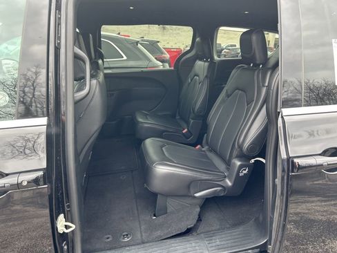 Used 2025 Chrysler Pacifica Select image 11