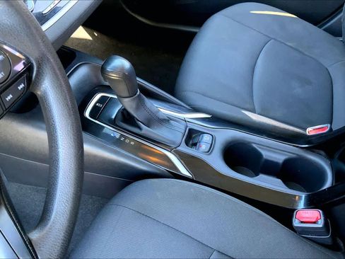 Used 2021 Toyota Corolla LE image 17