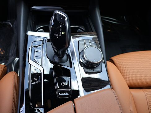 Used 2023 BMW 530e w/ Premium Package image 60