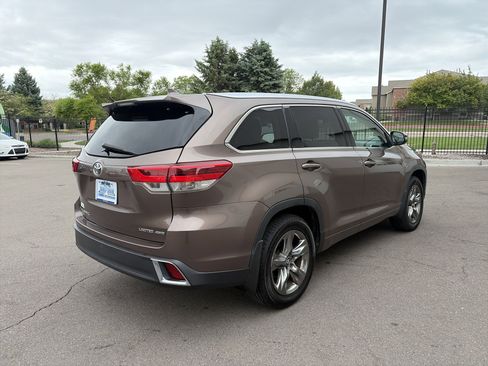 Used 2019 Toyota Highlander Limited Platinum AWD/4WD image 11