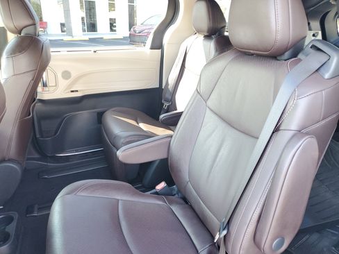 Used 2022 Toyota Sienna Platinum image 13